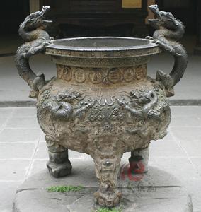 明成化龍紋雙龍耳三足銘文鐵鼎 明成化龍紋雙龍耳三足銘文鐵鼎