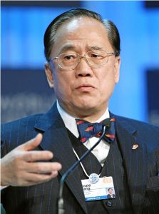 時任香港行政長官曾蔭權曾經多次嘗試致電菲律賓總統阿基諾三世討論人質事件，但一直沒能聯絡