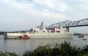 美國“聖安東尼奧”兩棲船塢登入艦