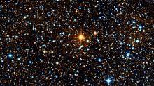 照片中顯示了盾牌座UY周圍有大量恆星