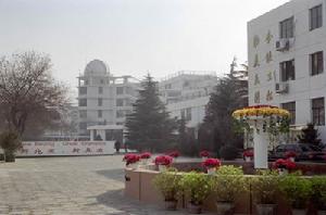 北京市二龍路中學