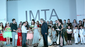 甘城子酒莊總經理吳海軍先生為獲獎選手頒獎