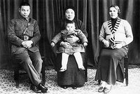 1937年蔣經國與母親毛福梅、妻子蔣方良及長子蔣孝文