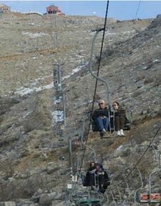遊客乘纜車遊覽戈蘭高地的赫爾蒙山