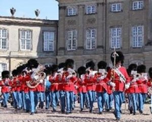 隆重慶祝女王瑪格麗特二世70歲生日。