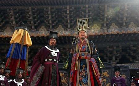 大臣撕毀皇帝的龍袍惹皇帝大怒 大臣:皇上肯舍龍袍臣肯舍腦袋