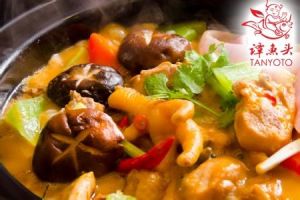 五味滑雞煲 五味滑雞煲