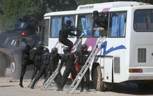 藍劍隊員反劫持巴士