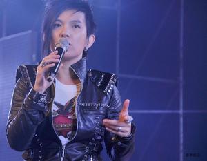 《我還愛你》演唱者：潘美辰