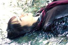 森野躺在小溪中