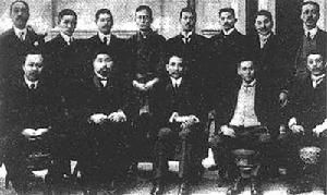 在東京左起：譚根、戴季陶、孫中山、夏重民、陳其美