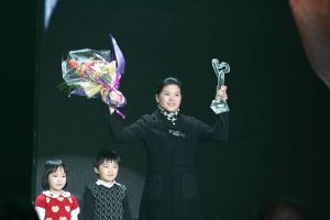李靈上台領獎
