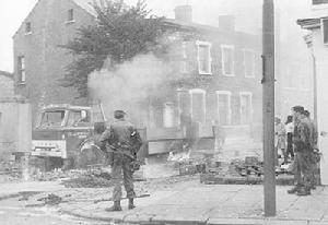 （圖）英國軍隊查勘巷戰之後的貝爾法斯特街區