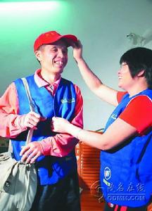 妻子為即將出外做義工的梁偉元整理衣帽