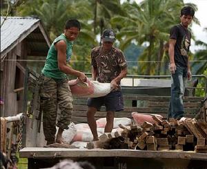 正在搬運材料的摩洛人