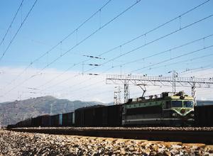 電力機車牽引貨列行駛在蘭青線