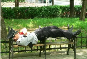 分截的長椅能睡