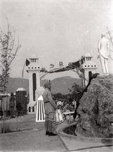 1940年，聶榮臻向白求恩墓敬獻花圈