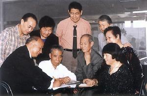 2000年10月，“卅小組”九位古稀老人拍下的照片，排列的位置和51年前一樣。