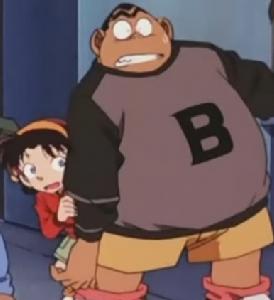 步美躲到元太背後