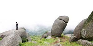 廣西欽州市浦北縣龍門鎮五皇山地質公園“巨陽石”奇觀。