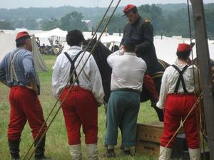 重演活動中的戴貝沃斯少校(騎馬者)