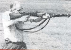 抵肩射擊富雷爾M25輕機槍精準度驚人