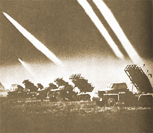 現代火箭炮的鼻祖：蘇制“喀秋莎”進行齊射。