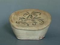 宋磁州窯系白地赫彩腰型枕 宋磁州窯系白地赫彩腰型枕