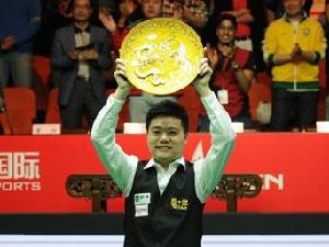 丁俊暉微笑高舉獎盃