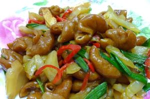 金蒜炒鹵豬腸 金蒜炒鹵豬腸