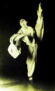 江青1974年在紐約自編自演的第一個現代舞《陽關》