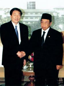 1999年11月27日，中國國務院總理朱鎔基在出席第三次東協—中日韓領導人非正式會晤期間，在菲律賓首都馬尼拉會見印度尼西亞總統瓦希德。