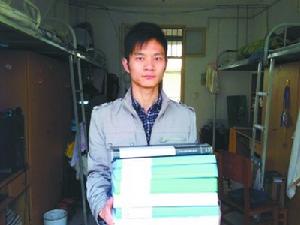 熊少毅捧著他7本厚厚的讀書筆記。