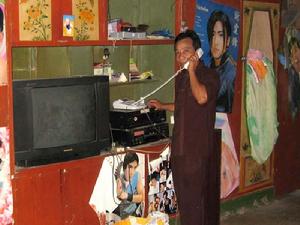 曼養罕村-通電話、電視