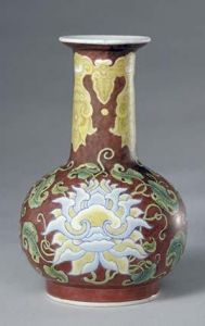 紫紅地琺瑯彩纏枝蓮紋瓶 紫紅地琺瑯彩纏枝蓮紋瓶