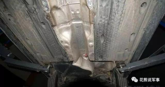 一輛4X4汽車的底盤，貫穿底盤前後的凹進去的長條空間就是放置傳動軸的位置