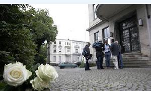 一束白玫瑰放在德國西部發生槍擊案的杜伊斯堡火車站
