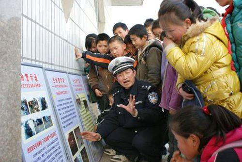 熱心教育事業在廣大學生中傳授法律知識