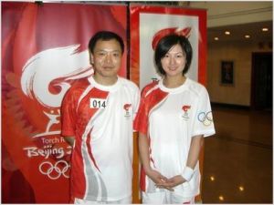 電競解說員小蒼（右） 長沙站傳遞北京奧運聖火