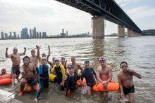 隊員橫渡長江祭奠同事陳忠貴