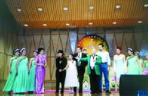 上官亮先生和中華劇藝社演員來甬演出時