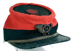 軍號刺繡上帶有“14”的帽子。