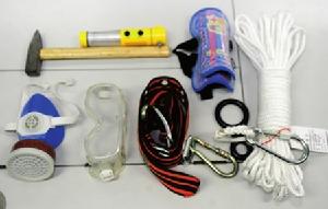 釘錘、防毒面罩、眼罩、護膝，包里裝滿逃生設備