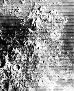 月球上著名的亞平寧山脈長1000多千米，高出月面3～4千米，是月球上最雄偉的山脈。
