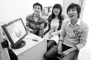 《宅聞聯播》主創人員趙湘黔、鄧珊珊、葉飛（從左至右）笑談視頻拍攝經過