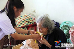 求知中學志願者探望孤苦老人