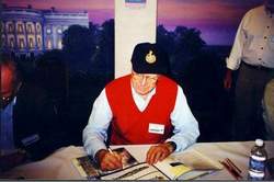 82歲的漢斯·埃格哈德·鮑勃忙於簽字