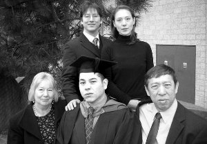 左:母;右:父 及兩個兄弟合照