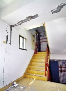 27日，受南投地震影響，台中市大里區一棟大樓開裂。